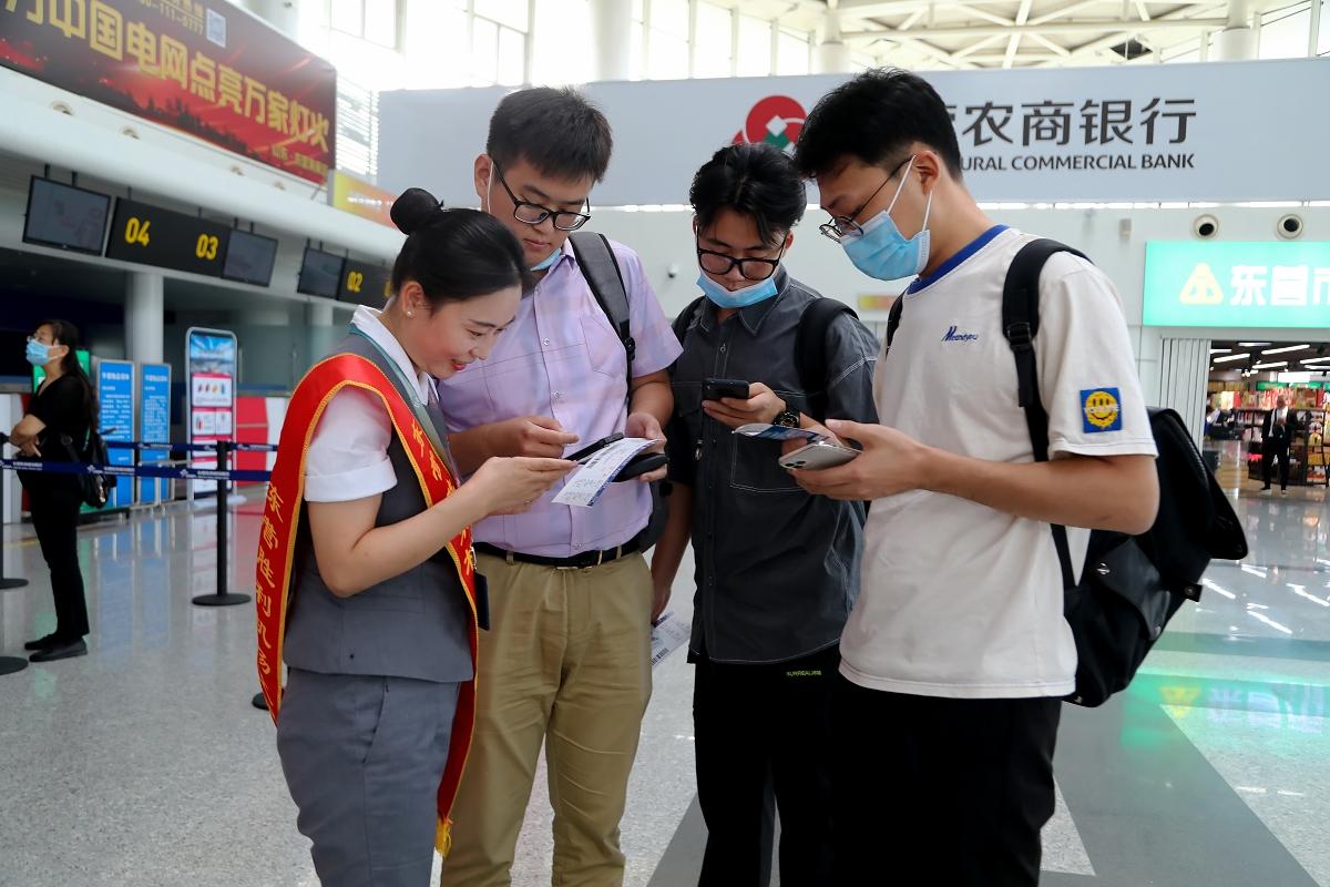 婴儿几个月会抓东西，探索宝宝手部发展的奇妙旅程